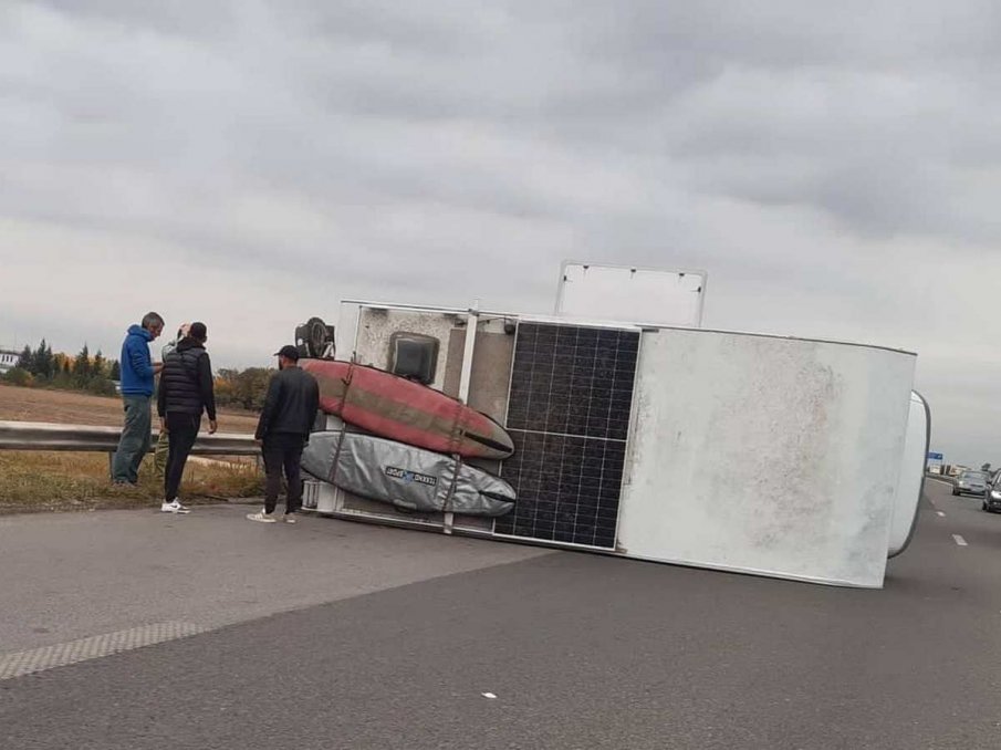 Кемпер се обърна на магистрала Тракия
