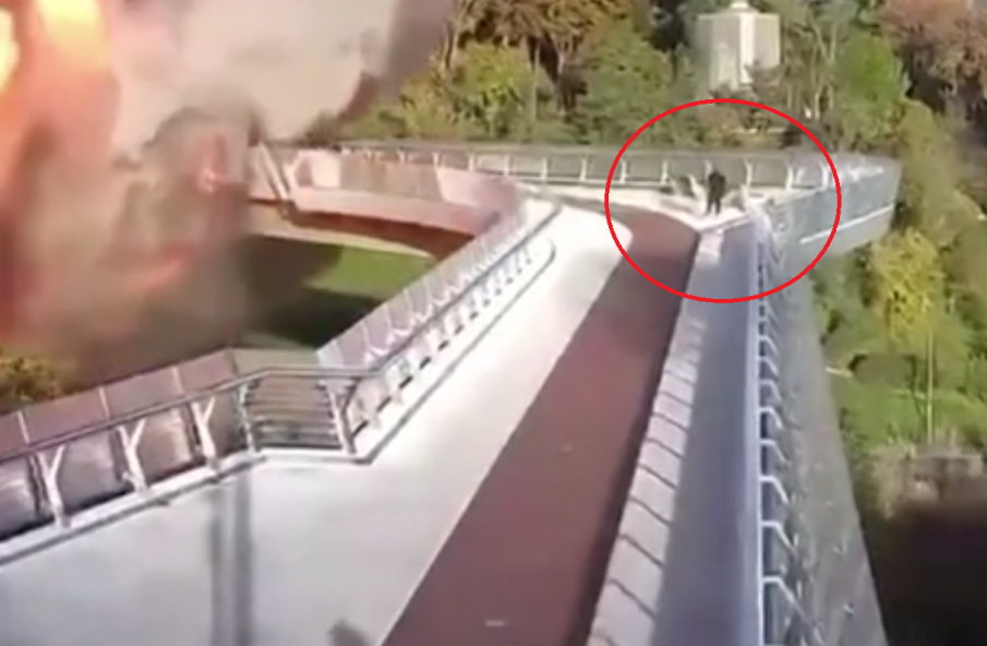 ЛУД КЪСМЕТ: Човек оцеля на косъм след ракетен удар по Моста на Кличко в Киев (ВИДЕО)