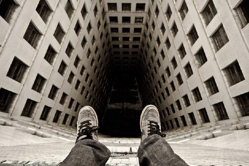 ИЗВЪНРЕДНО: Работници заплашват да скочат от жилищен блок в Перник заради неизплатени заплати