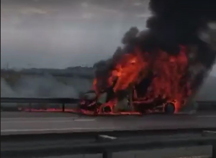 ПЪРВО В ПИК TV: Автомобил пламна като факла, изгоря до основи на Северната тангента на София (ВИДЕО)