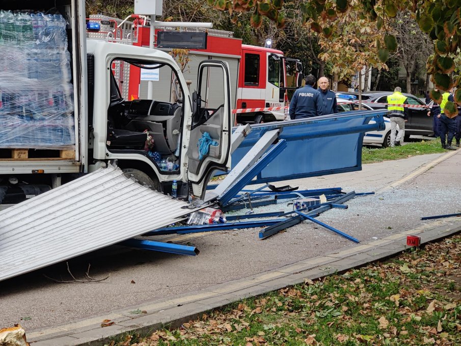 СТРАШНА ТРАГЕДИЯ! Очевидци на катастрофата в София с потресаващ разказ: Камионът мина през тялото на момичето (СНИМКИ)
