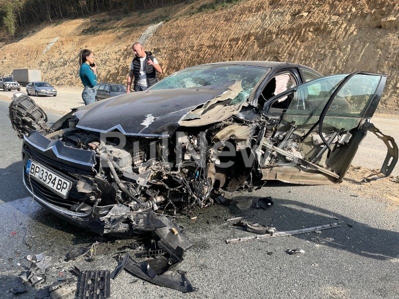 ТЕЖКА КАТАСТРОФА КРАЙ КОТЕЛ: Камион се заби челно в кола