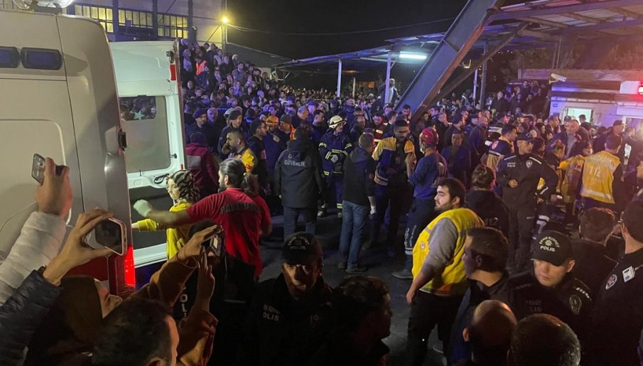 Броят на загиналите в турската мина нарасна до 40 души, министърът на енергетиката се разплака