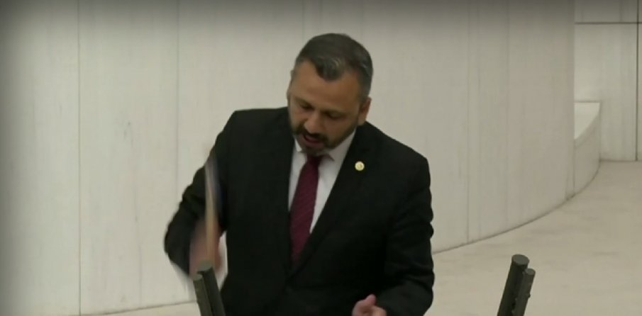 Турски депутат счупи телефона си с чук в парламента (ВИДЕО)