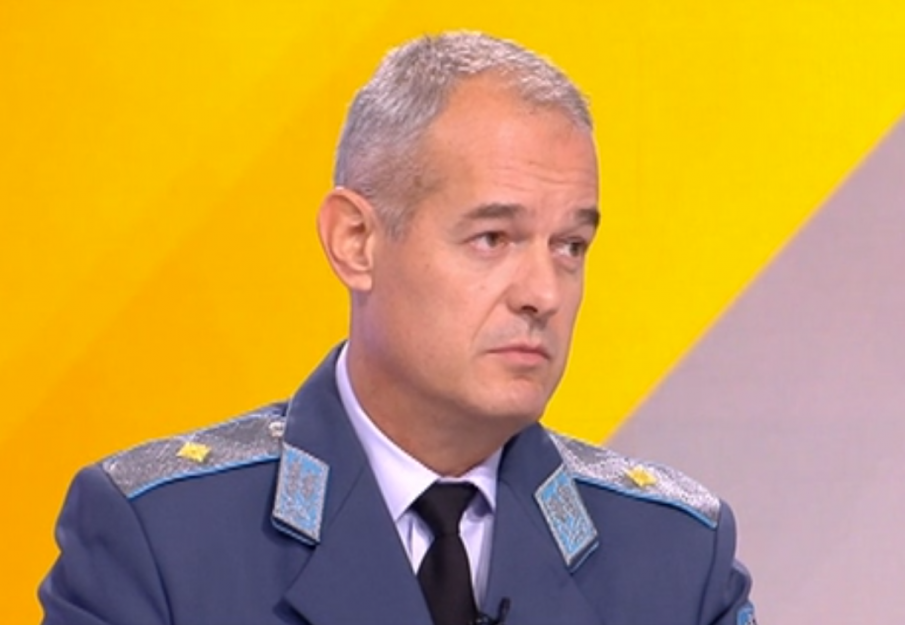 Ген. Русев: Замирисва ми на чистка в авиацията