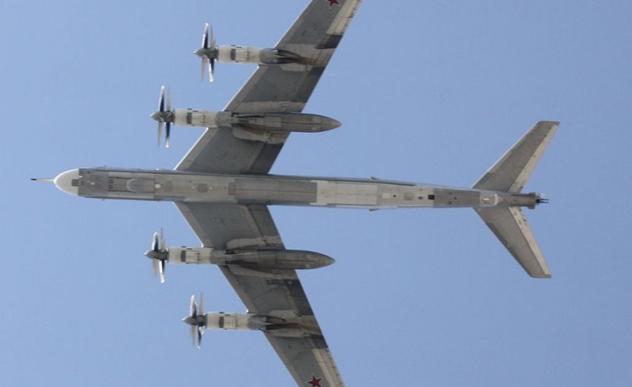 Руски стратегически бомбардировачи са прелетели над Тихия океан, Берингово и Охотско море