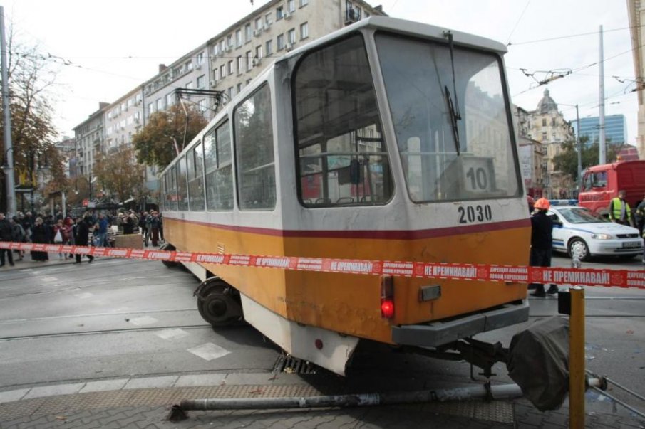 Бус и трамвай катастрофираха в София