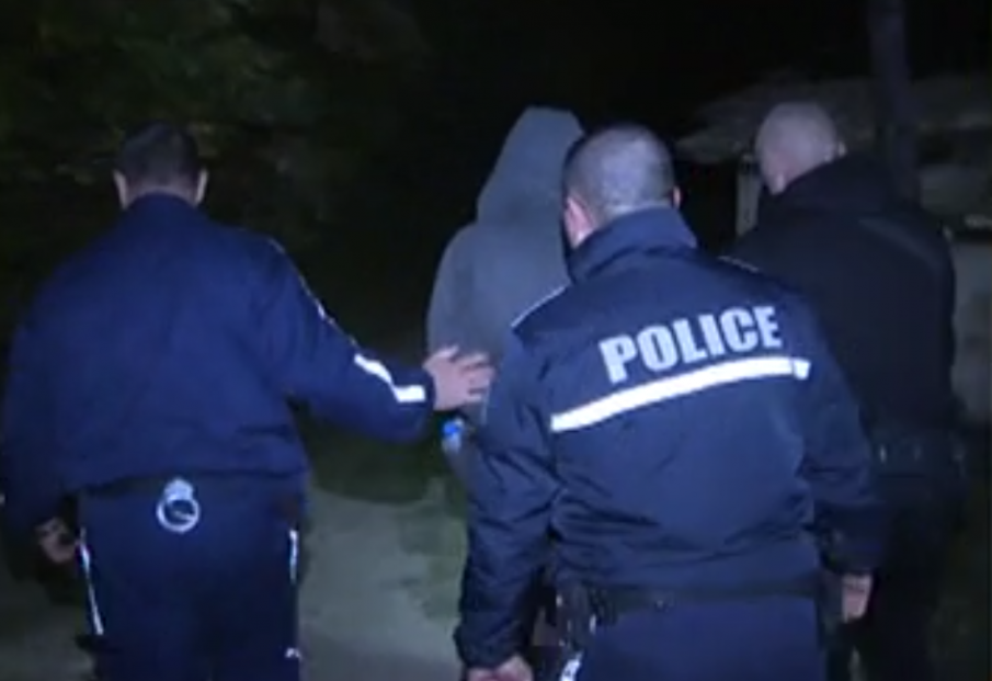 Барикадиралият се в Стражица е психично болен