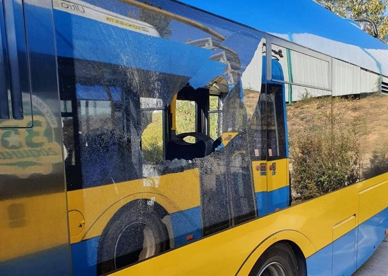 Хулигани хвърлят камъни по тролеи в Плевен, счупиха стъклото на шофьор