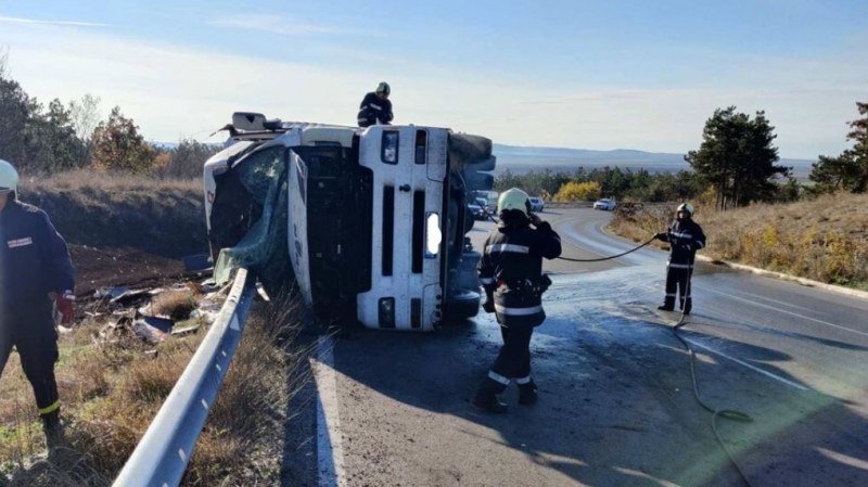 ВНИМАНИЕ: Камион се обърна на АМ „Струма“ край Радомир, има разлив на гориво