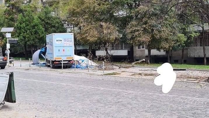 ИЗВЪНРЕДНО И ПЪРВО В ПИК: Камион помете автобусна спирка в София, има загинал