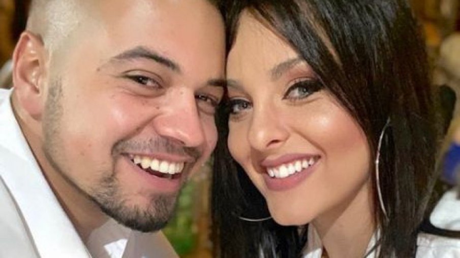 Бърше ли сълзи Даниел? Щерката на Глория на романтична вечеря с нов мъж (СНИМКА)