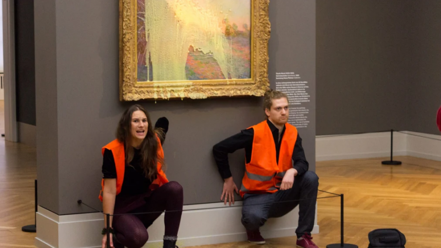 ПОРЕДЕН ВАНДАЛИЗЪМ: Екоактивисти заляха с пюре картина на Моне (ВИДЕО)