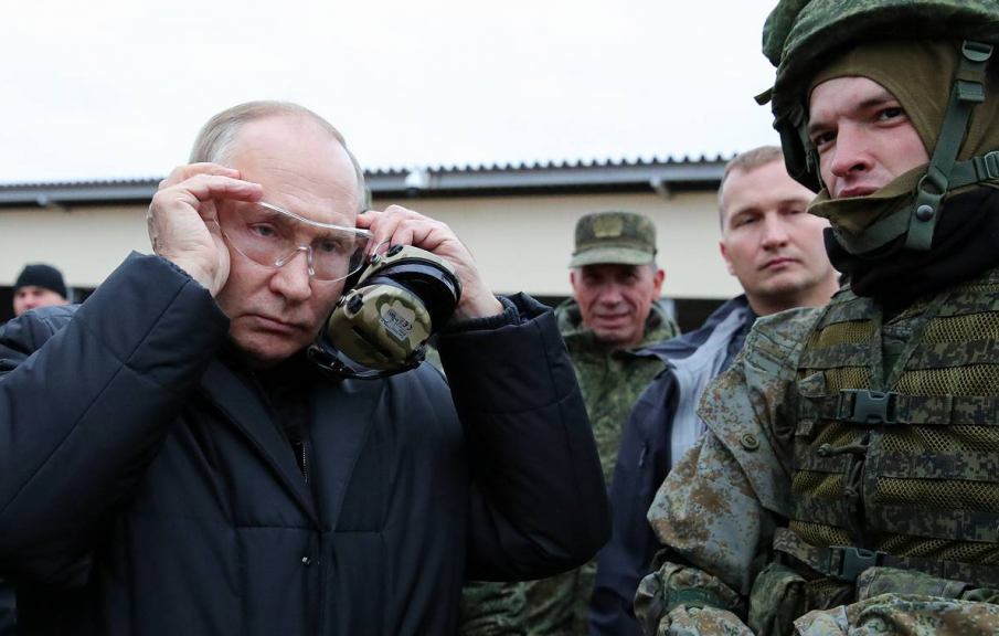 Путин лично инспектира част от мобилизираните и постреля със снайпер (ВИДЕО)