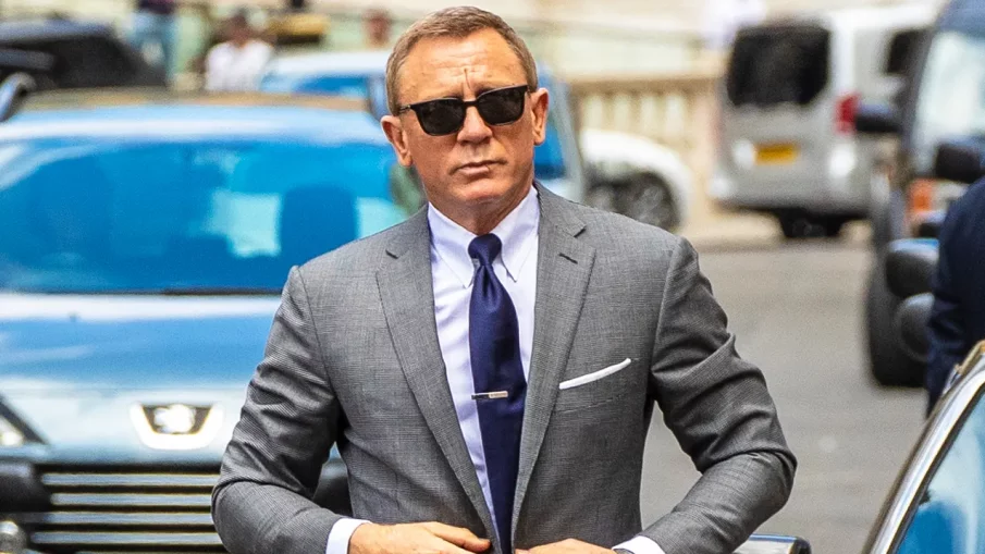 Даниел Крейг получи кралско отличие като Джеймс Бонд