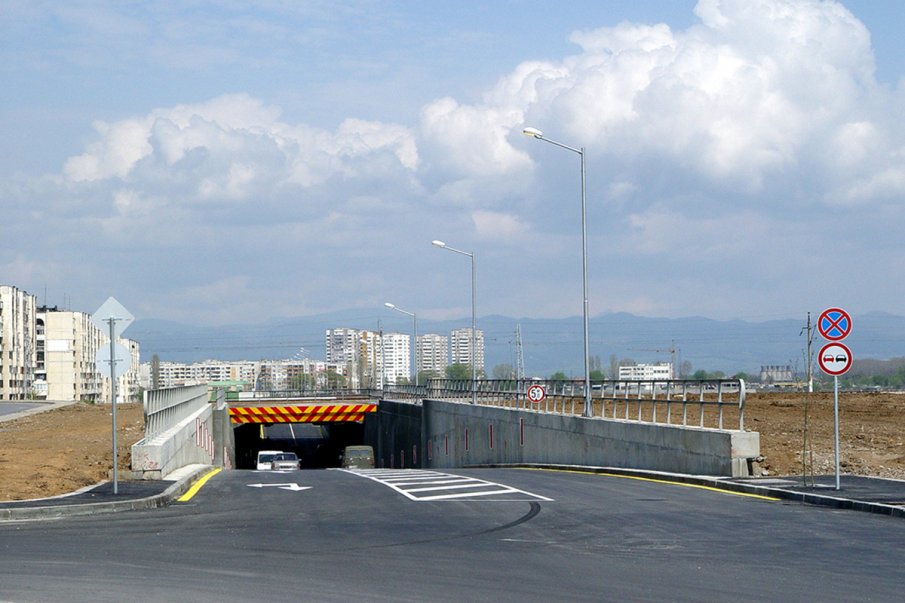 Обособяват буферен паркинг до метростанция „Сливница”