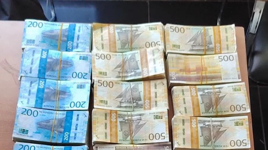 Конфискуваха недекларирани норвежки крони, натъпкани в хладилен камион