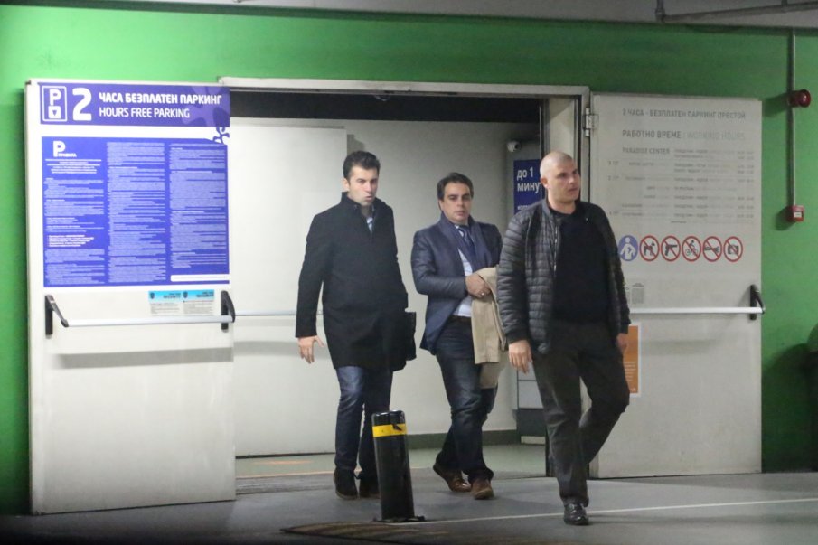 ИЗВЪНРЕДНО В ПИК: Ожесточава се войната между Кирил и Асен - всеки преговаря за кабинет зад гърба на другия. А посолството и ГЕРБ...