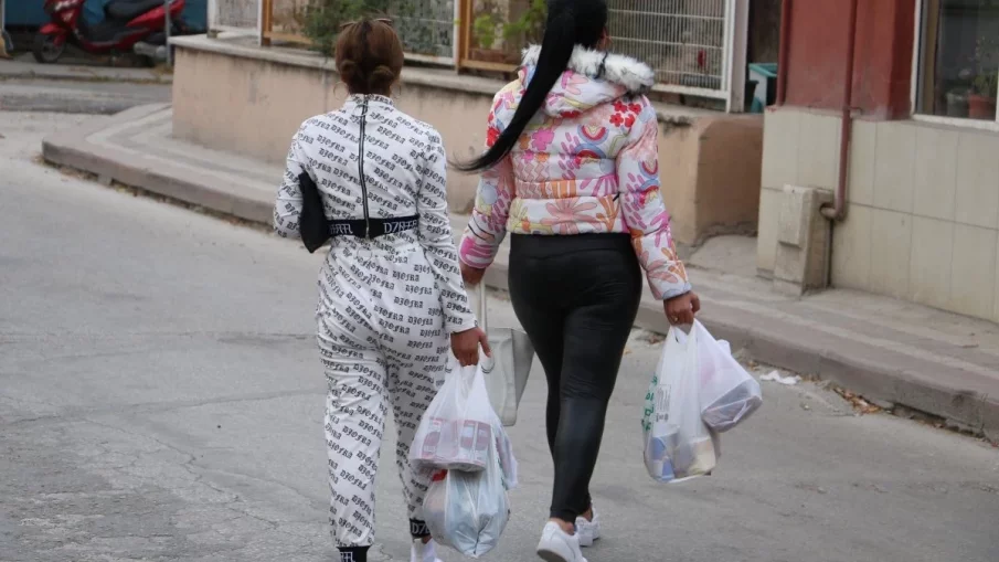 ЮРУШ НА ЕВТИНИЯТА: Българи се надпреварват с пазарски колички в Одрин