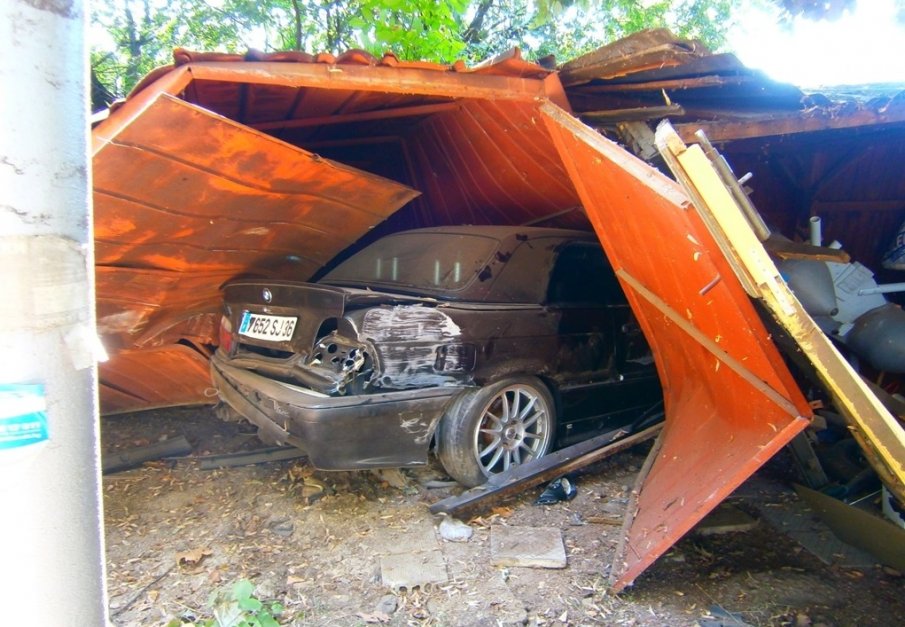 КАСКАДА: Кола се вряза в гараж след катастрофа
