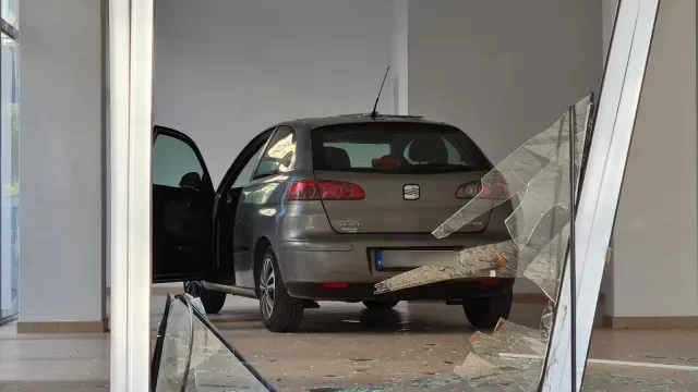 ЗРЕЛИЩНА КАСКАДА: Кола се вряза в магазин в Благоевград (СНИМКИ)