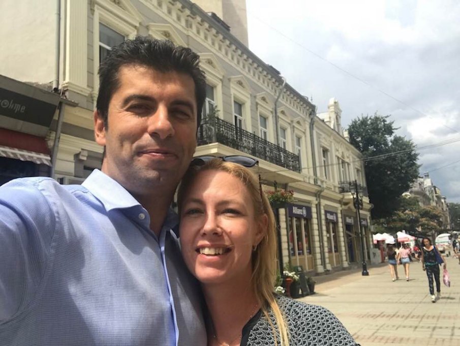 САМО В ПИК И РЕТРО: Линда неразделна с млад танцьор (СНИМКИ)