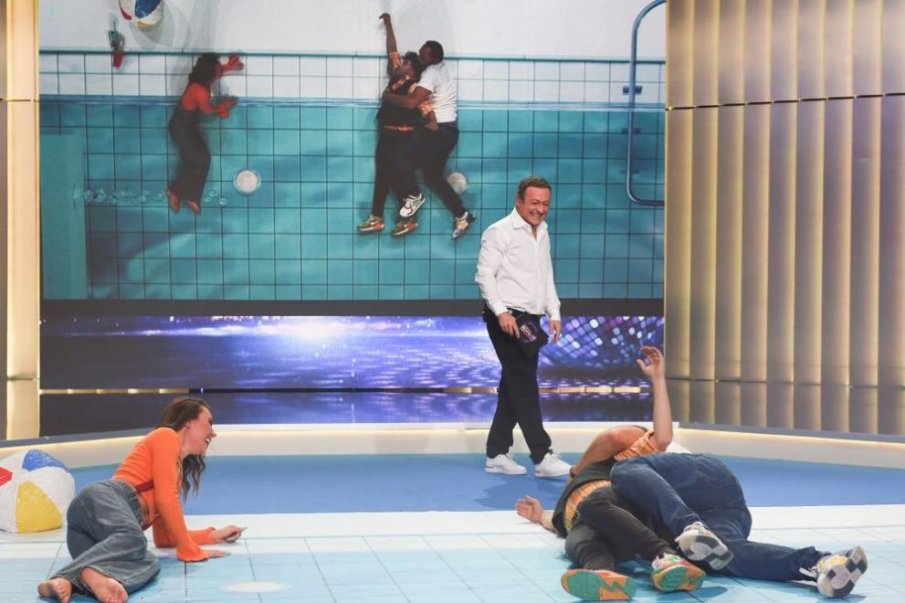 Маги Джанаварова скочи в басейн облечена