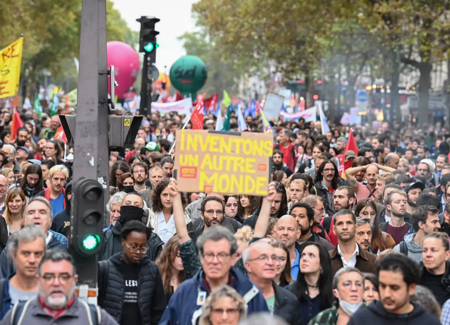 Стотици се събраха във Франция на погребението на жестоко убито дете