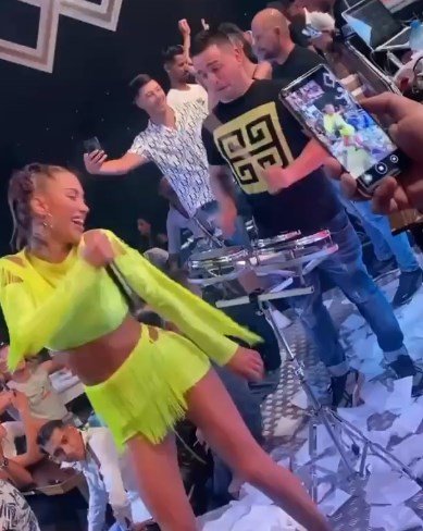 Копае ли дъното поп фолкът? Известна певица предлага безплатно...