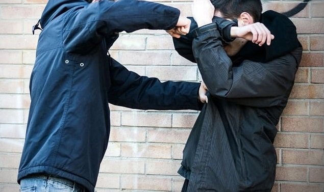 Мъж наби 14-годишно момче заради бутилка бира