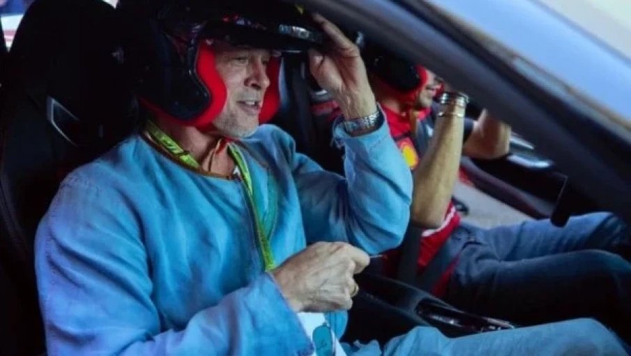 Брад Пит засечен на писта на Формула 1