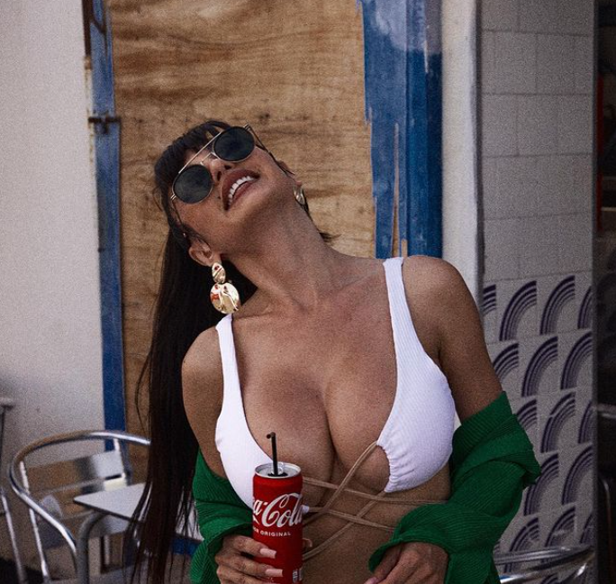 Зърната на руска моделка вадят очи (ВИДЕО)