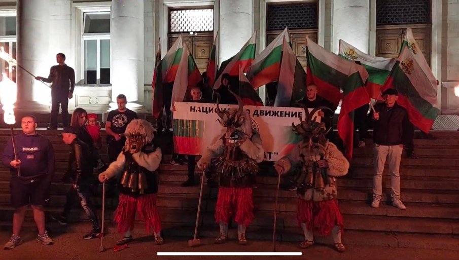 Анти Хелоуин парад събра кукери и патриоти пред Народната библиотека (СНИМКИ)