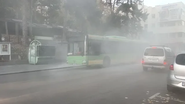 Автобус на градския транспорт във Велико Търново пламна в движение