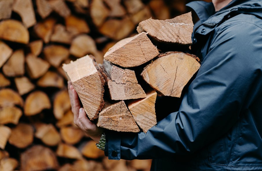 ШАМПИОН: Мъж открадна дърва от селско кметство в Трънско