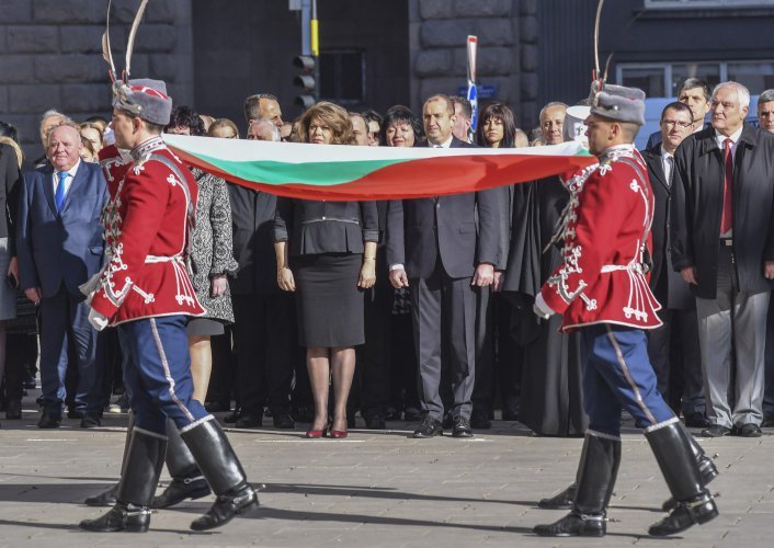 Издигат националното знаме пред президенството по случай Деня на будителите