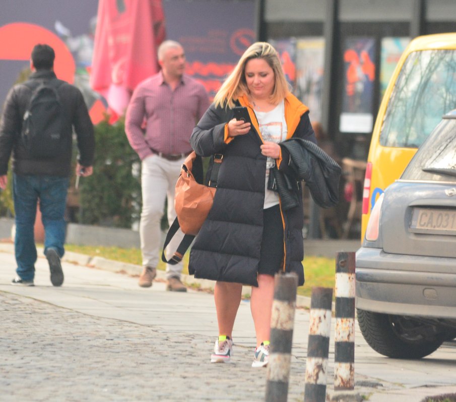 САМО В ПИК И РЕТРО: Лора Крумова хукна по лекари