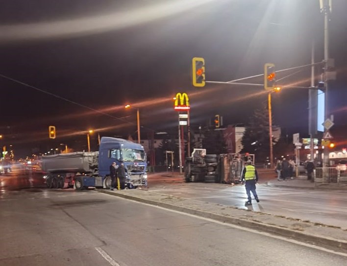 Тежка катастрофа на камиони в столицата