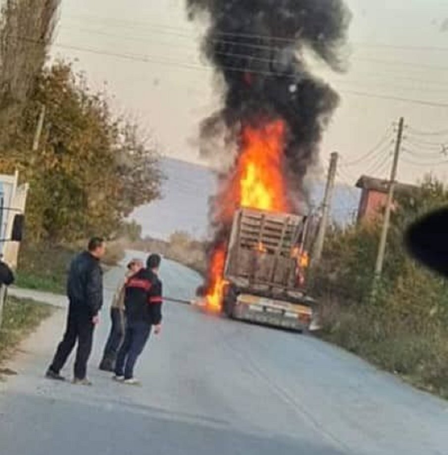 Камион за боклук горя край село Яна