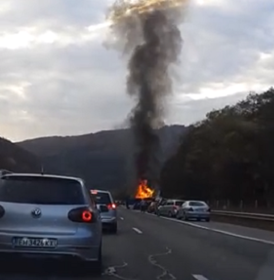 ОТ ПОСЛЕДНИТЕ МИНУТИ: ТИР гори на магистрала Хемус (СНИМКИ)