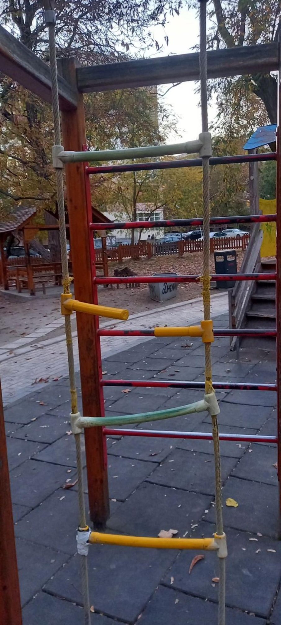 Опасна площадка застрашава живота на деца във Варна