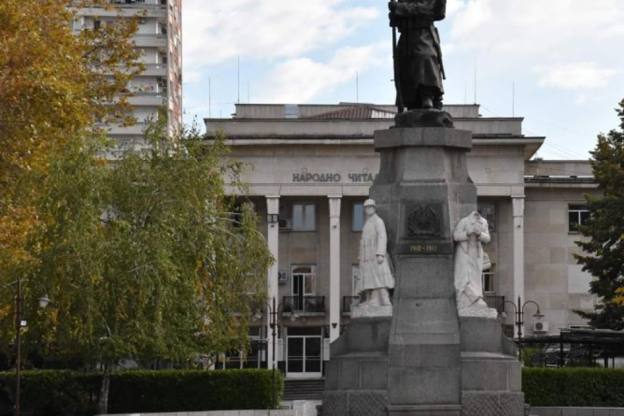 Паметникът на Незнайния войн в Хасково осъмна без глава (СНИМКИ)