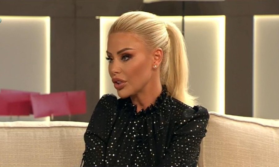 Гущерова извади кошмарни семейни тайни - и трите й деца били в кувьози