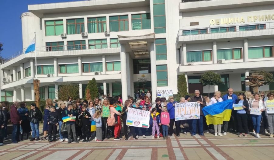 ХРАНИ КУЧЕ ДА ТЕ ЛАЕ! Украински бежанци скочиха на протест - искат си луксозните хотели. Българите се жалват, че са им завзели всички станции