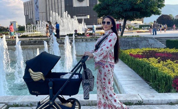 Фолк певица даде 4 бона за бебешка количка