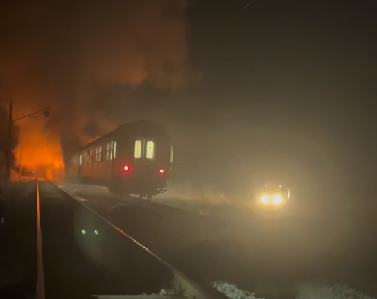 ИЗВЪНРЕДНО В ПИК! Огнен ад - пламна влакът София-Варна (ВИДЕО)
