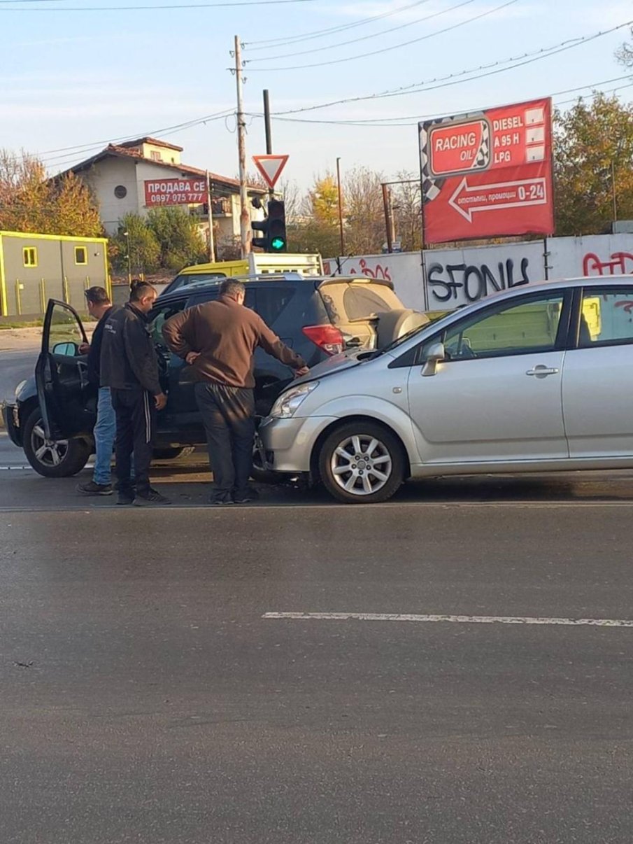 Верижна катастрофа блокира трафика в София (СНИМКИ)