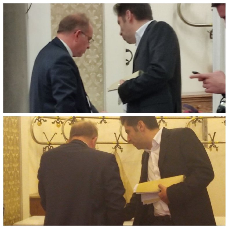 ПАРТИЙНИ ЗАВЕРИ! Радомир Чолаков разкри какво си е шушукал с Кирил Петков в кулоарите на парламента - договаряли се за машинното и хартиеното гласуване