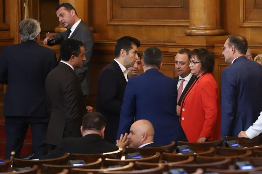 Депутатите обсъждат връщането на хартиената бюлетина и закупуване на нови самолети F-16 Депутатите обсъждат връщането на хартиената бюлетина и закупуване на нови самолети F-16