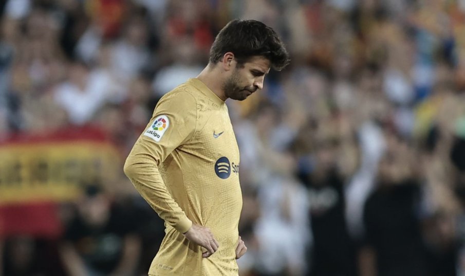 Пике окачва бутонките на пирона (ВИДЕО)